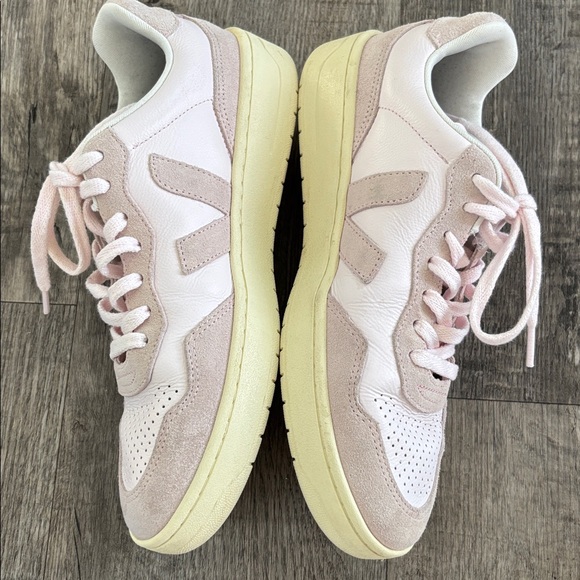 Veja V-90 Sneakers - Picture 4 of 8